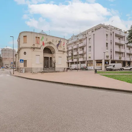 Lejlighed Casa Falco - 15 Min Dalla Stazione E Dal Centro